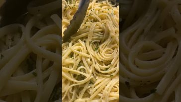 Ali Slagle’s Lemon-Garlic Linguine recipe is in the description 🍋🧄 #cooking