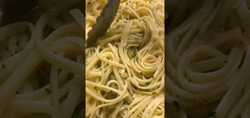 Ali Slagle’s Lemon-Garlic Linguine recipe is in the description 🍋🧄 #cooking