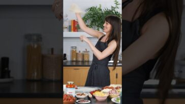 Dakota Johnson and Chris Evans, what’re you doing here?! #pizza #interview #shorts